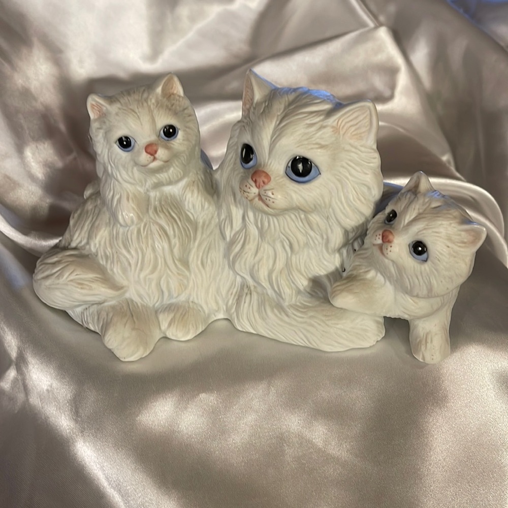 HOMECO Vintage ceramic Decor - w kittens w/ adult cat - white w blue eyes